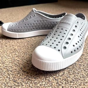 Native kids shoe gray size J4